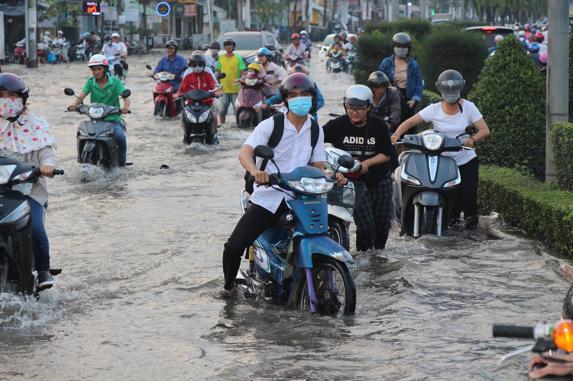 Người Cần Thơ khốn đốn vì đi đâu cũng gặp bà thủy - Ảnh 7.