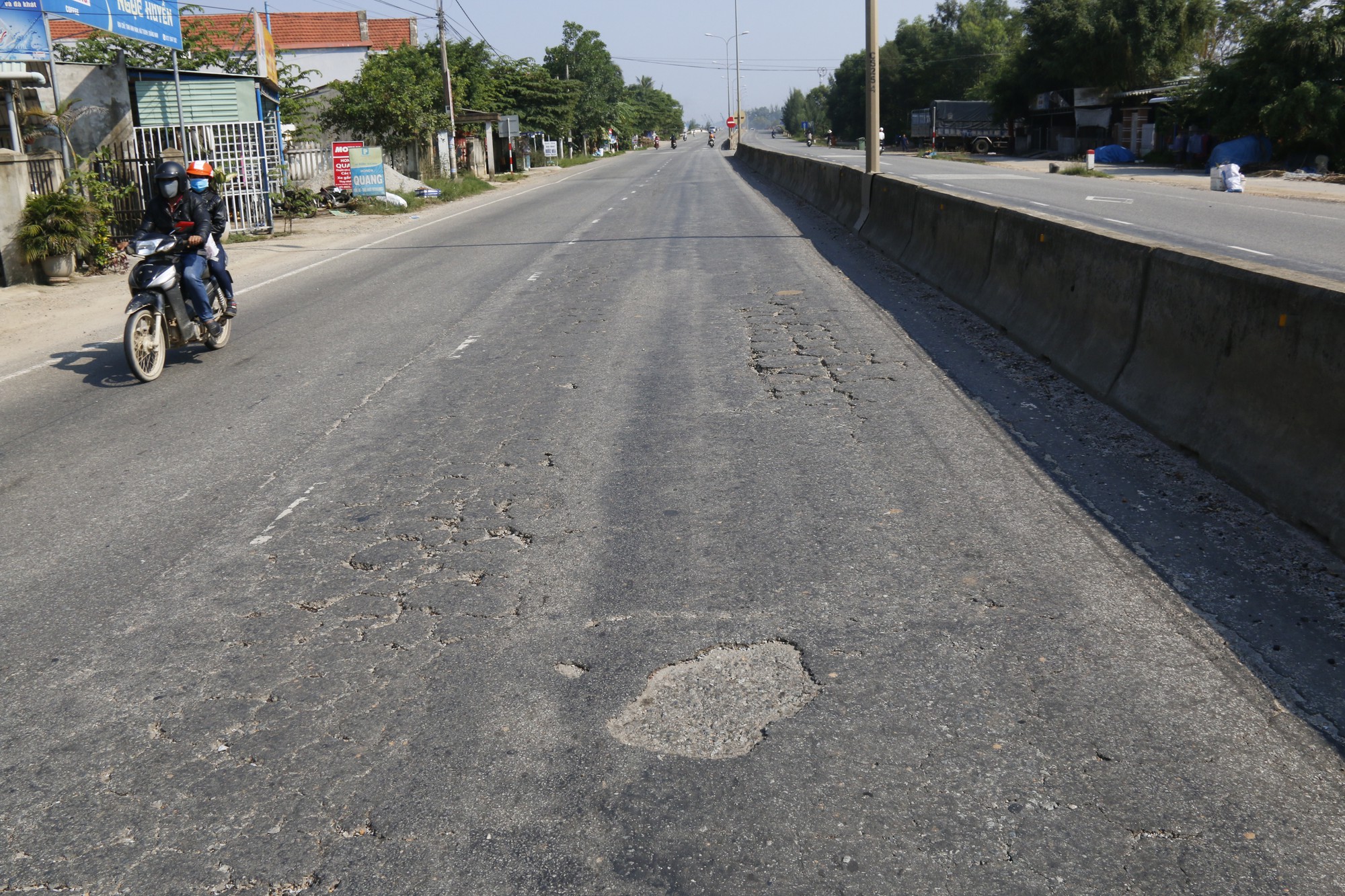 Cận cảnh v&aacute; v&iacute;u quốc lộ ng&agrave;n tỉ ở Quảng Nam - Ảnh 12.