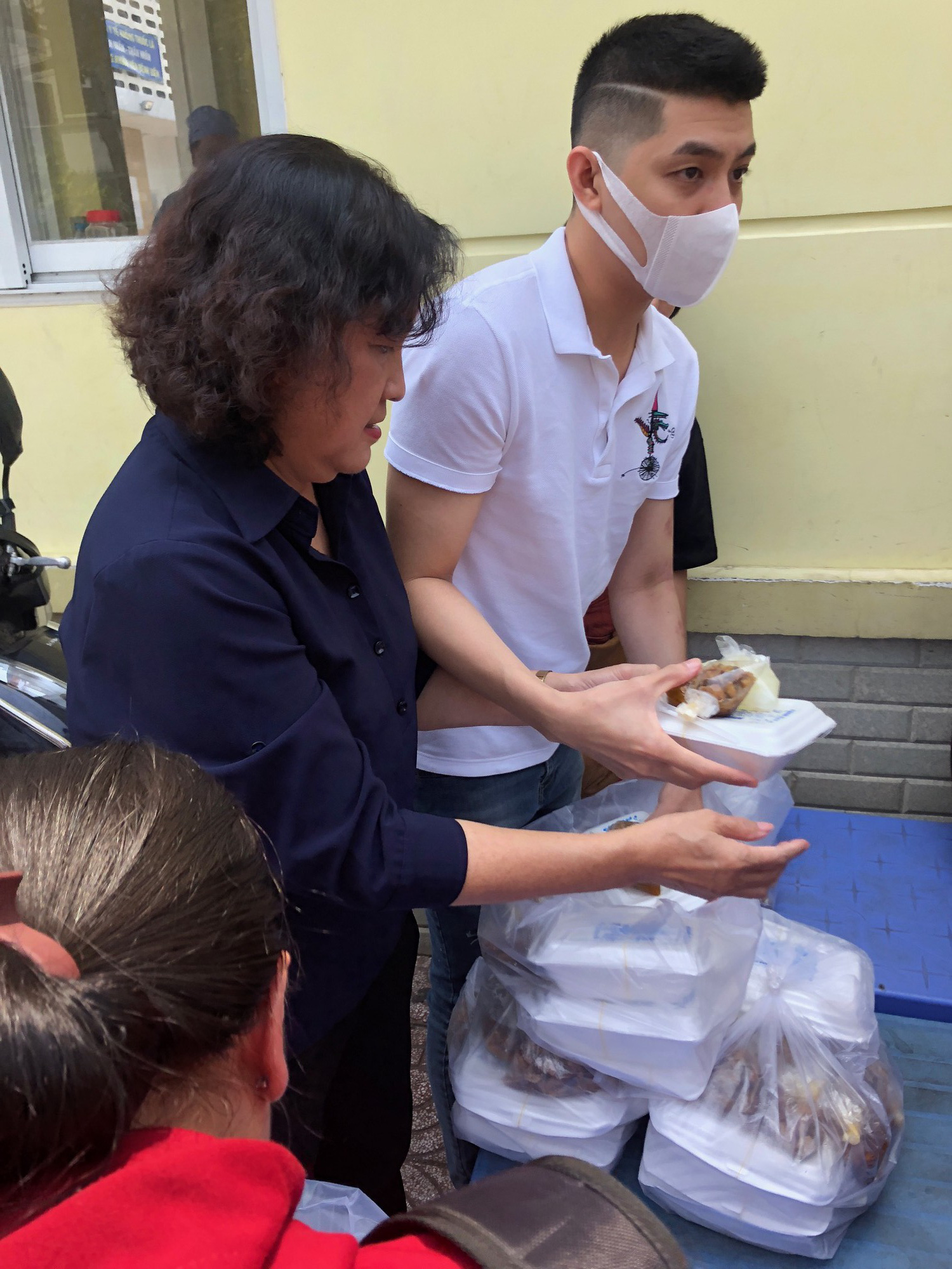 Sau h&igrave;nh ảnh trai hư, Noo Phước Thịnh tặng cơm cho bệnh nh&acirc;n ngh&egrave;o - Ảnh 1.