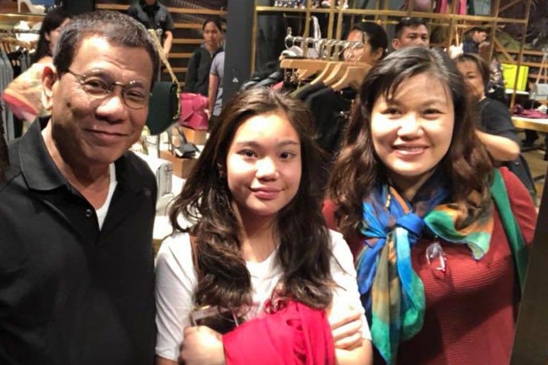 Du hí Hồng Kông không đúng lúc, ông Duterte hứng bão chỉ trích - Ảnh 2.