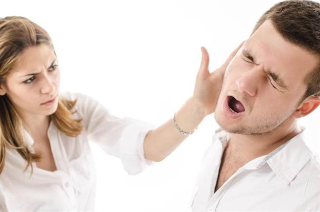 T&aacute;t chồng nảy đom đ&oacute;m mắt trước mặt bố mẹ chồng - Ảnh 2.