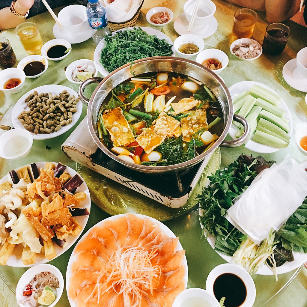Lẩu cá hồi, rau mầm đá hấp dẫn du khách đến Sa Pa mùa này - Ảnh 1.