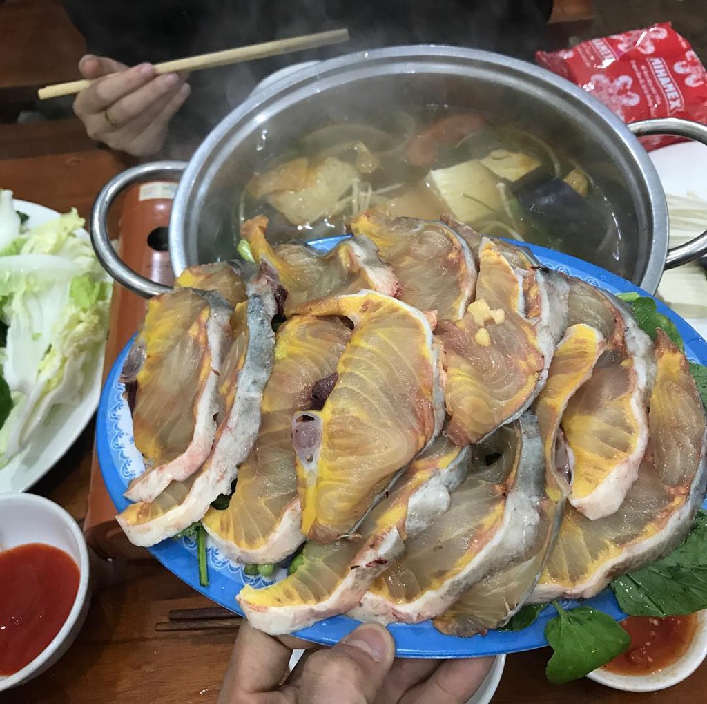 Lẩu cá hồi, rau mầm đá hấp dẫn du khách đến Sa Pa mùa này - Ảnh 2.