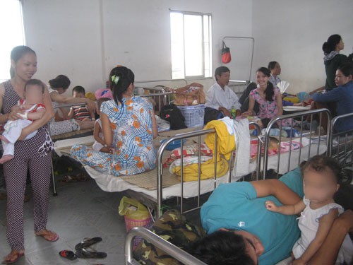 Dịch tay ch&acirc;n miệng, sốt xuất huyết c&ograve;n k&eacute;o d&agrave;i đến th&aacute;ng 11 - Ảnh 1.