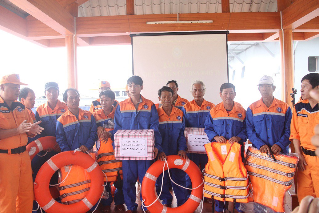 Vượt sóng dữ cứu 11 ngư dân gặp nạn trong đêm - Ảnh 2.