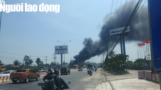 Bị cột khói khổng lồ vắt ngang, quốc lộ 13 hỗn loạn