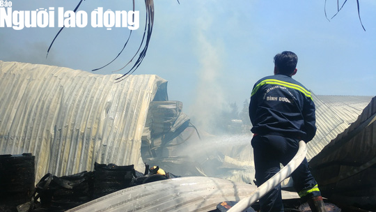 Bị cột khói khổng lồ vắt ngang, quốc lộ 13 hỗn loạn - Ảnh 9.