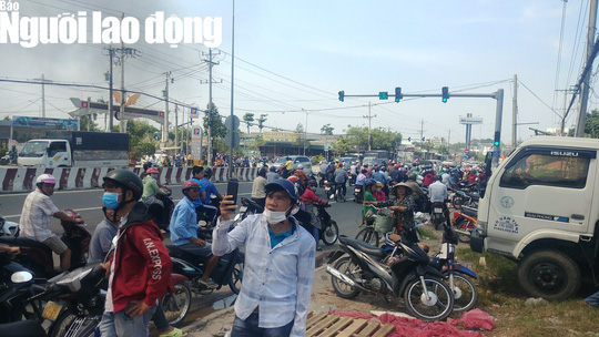 Bị cột khói khổng lồ vắt ngang, quốc lộ 13 hỗn loạn - Ảnh 4.