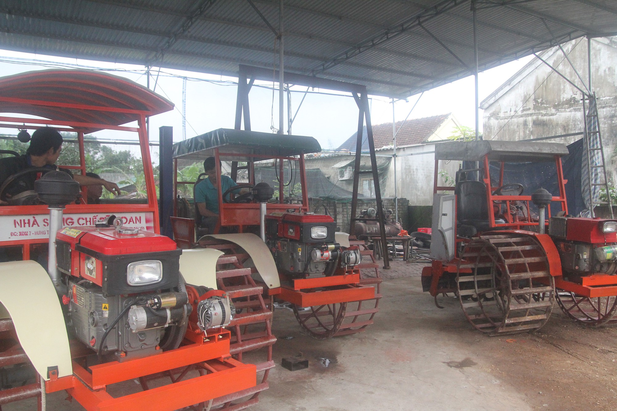 NÔNG DÂN BÁM ĐẤT LÀM GIÀU (*): Kỹ sư chân đất sáng chế máy cày - Ảnh 2.