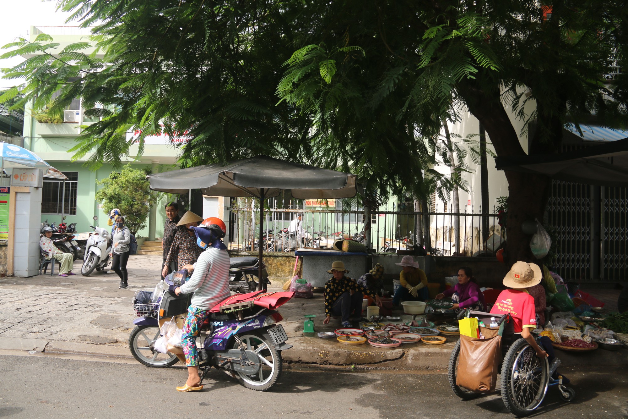 Nha Trang: Hỗn loạn khi chợ X&oacute;m Mới b&agrave;nh trướng - Ảnh 3.