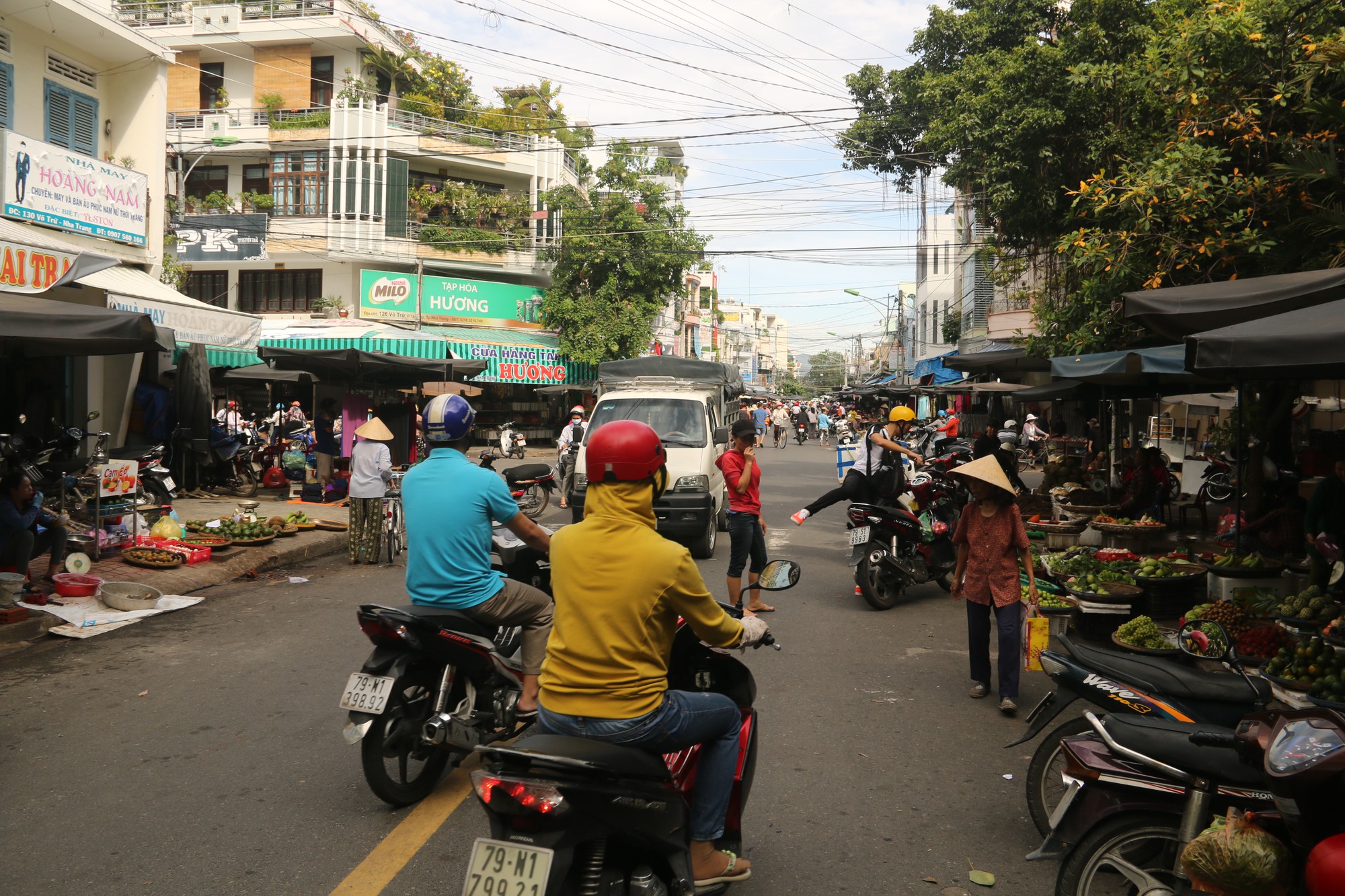 Nha Trang: Hỗn loạn khi chợ X&oacute;m Mới b&agrave;nh trướng - Ảnh 2.