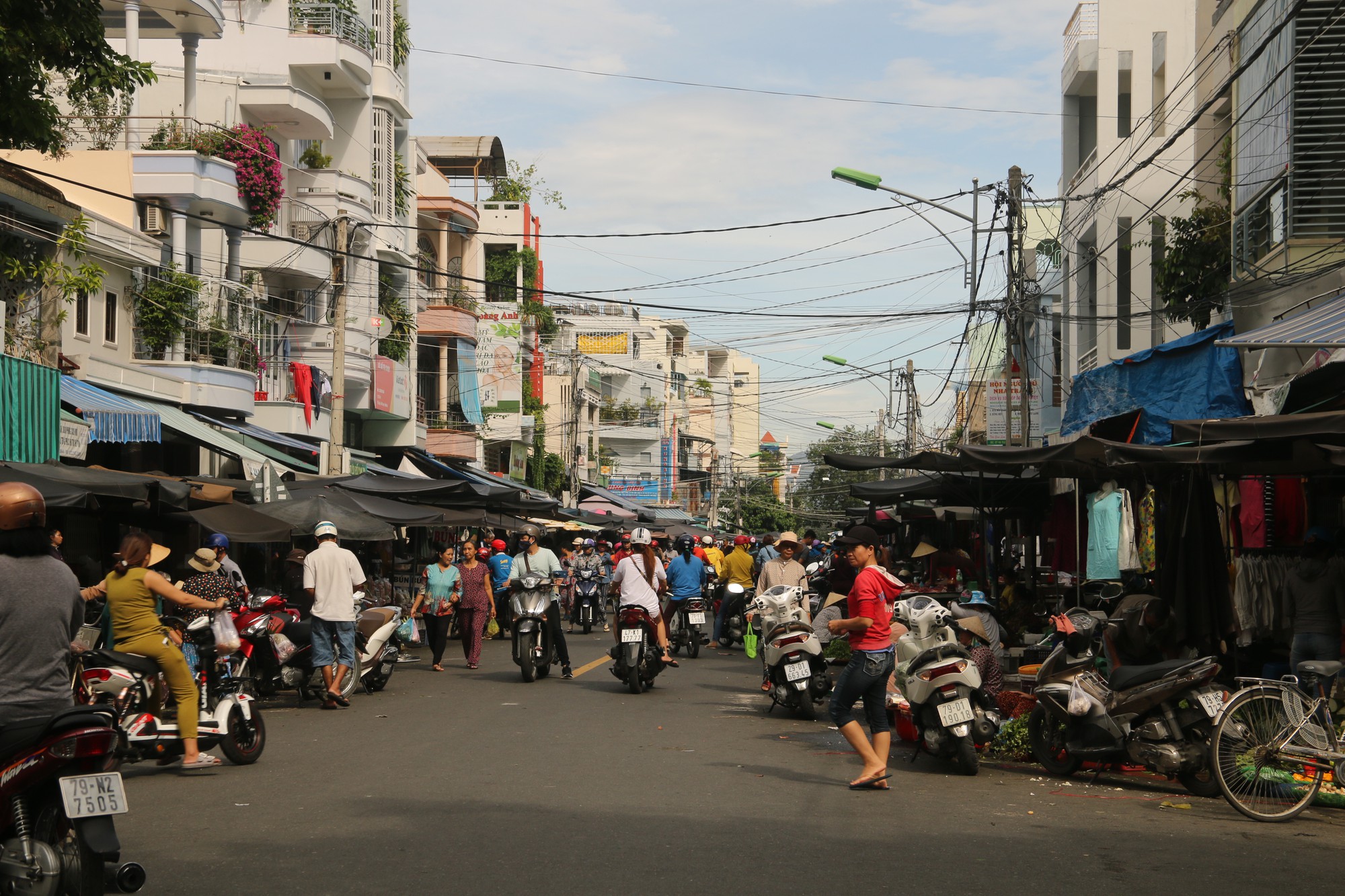 Nha Trang: Hỗn loạn khi chợ X&oacute;m Mới b&agrave;nh trướng - Ảnh 1.