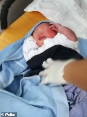 Trung Quốc: Khao kh&aacute;t c&oacute; con trai, cha n&eacute;m con g&aacute;i mới sinh xuống vực - Ảnh 2.