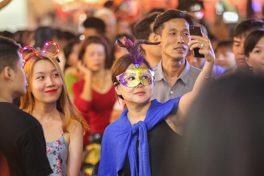Biển người ở phố đi bộ Bùi Viện! - Ảnh 11.