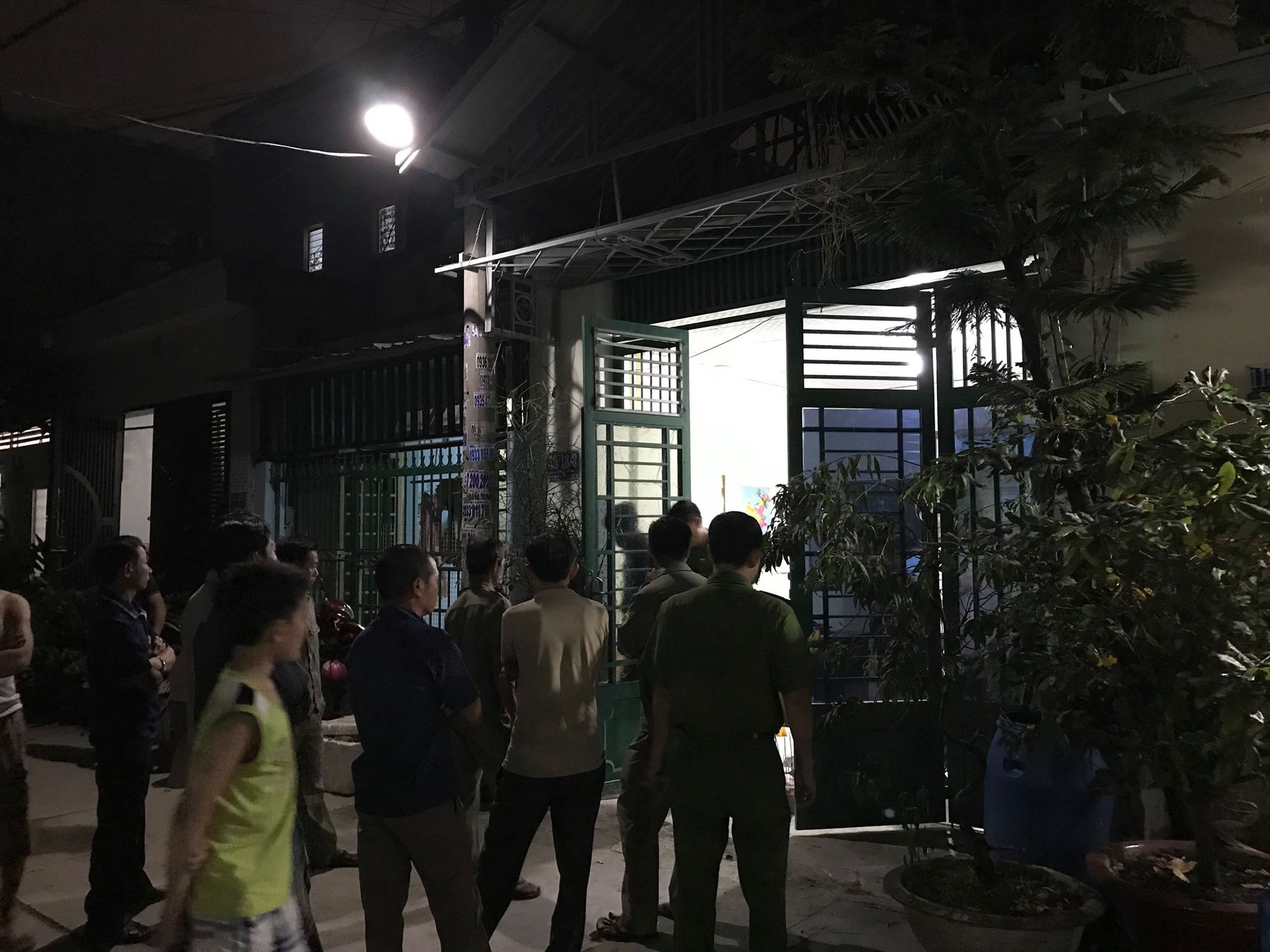 Nữ sinh hốt hoảng phát hiện cha treo cổ