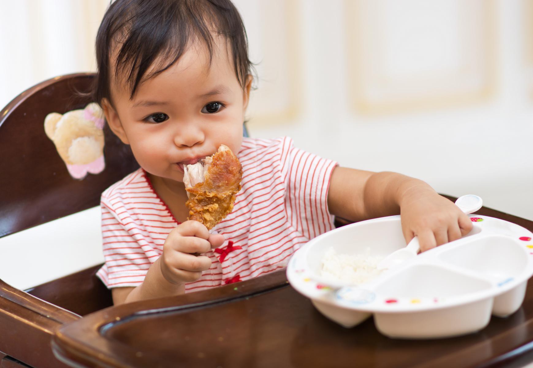 Tai nạn cực kỳ nguy hiểm vì vừa ăn vừa chơi?