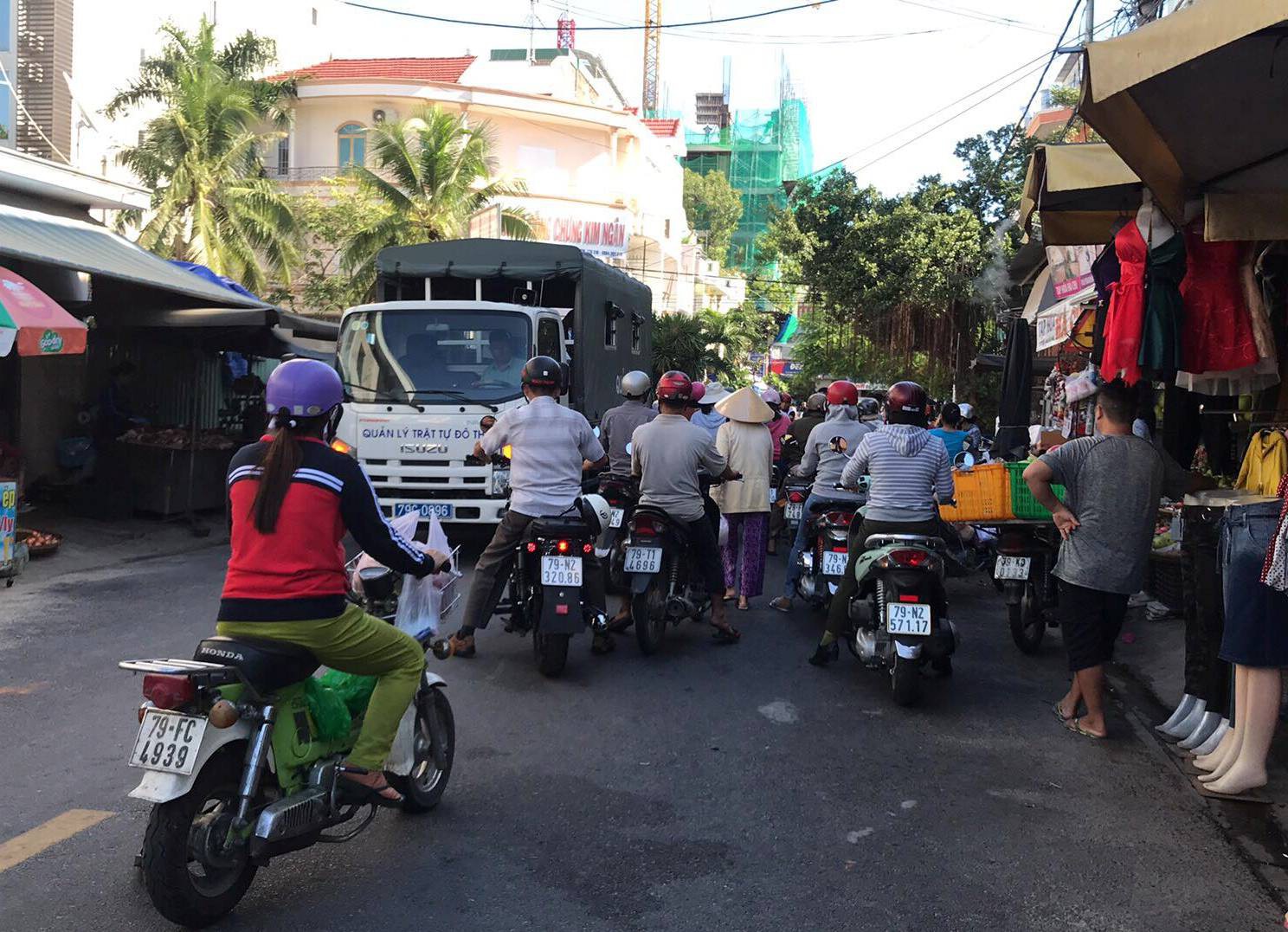 Nha Trang: Hỗn loạn khi chợ Xóm Mới "bành trướng"