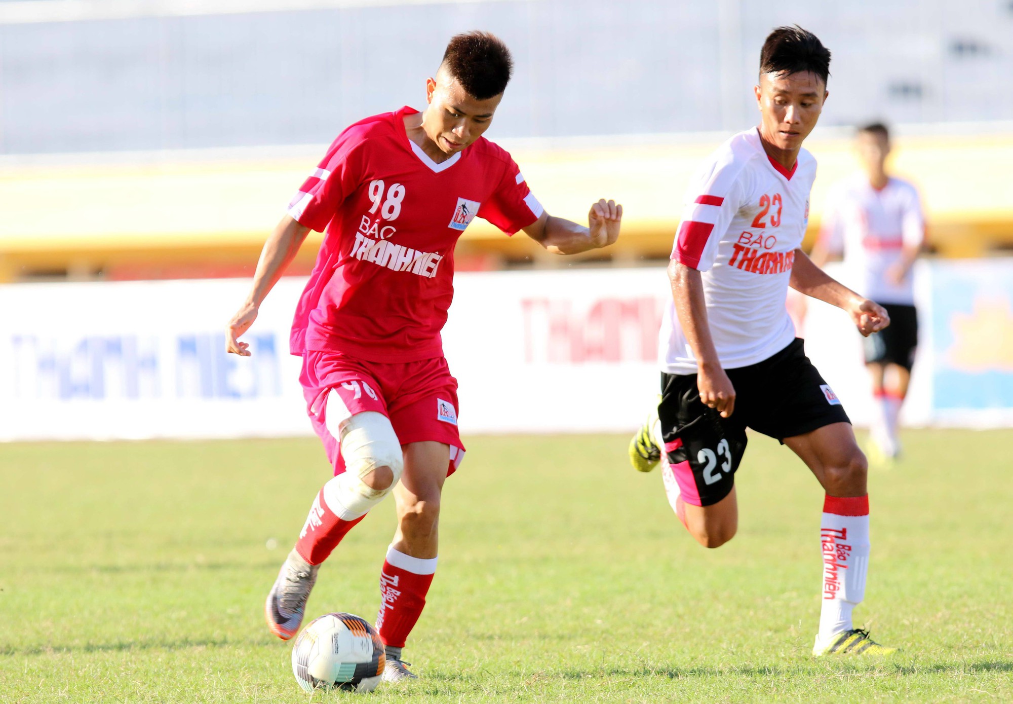 HLV HAGL cảm ơn NHM bằng v&eacute; b&aacute;n kết U21 quốc gia 2018 - Ảnh 1.