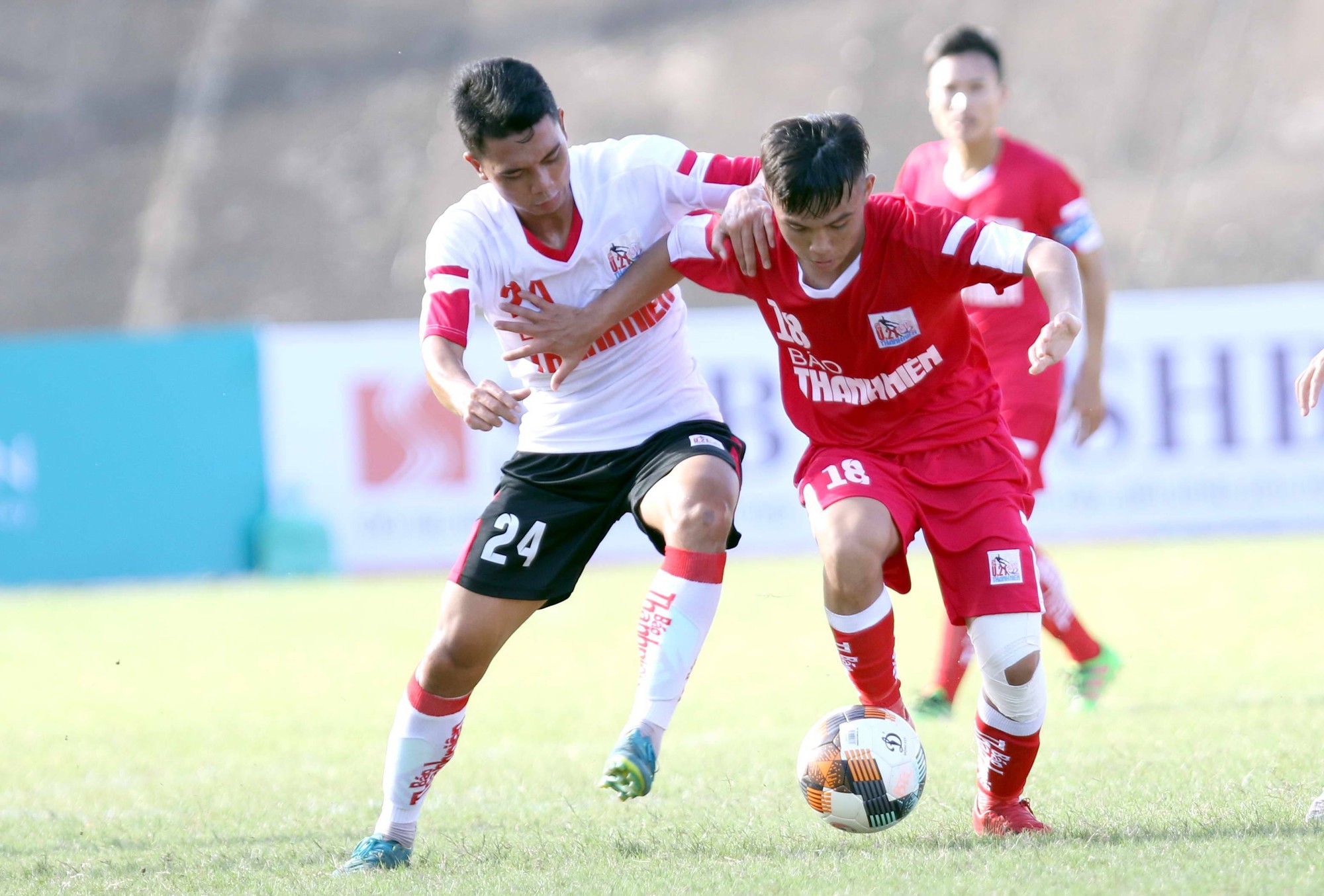 HLV HAGL cảm ơn NHM bằng v&eacute; b&aacute;n kết U21 quốc gia 2018 - Ảnh 3.