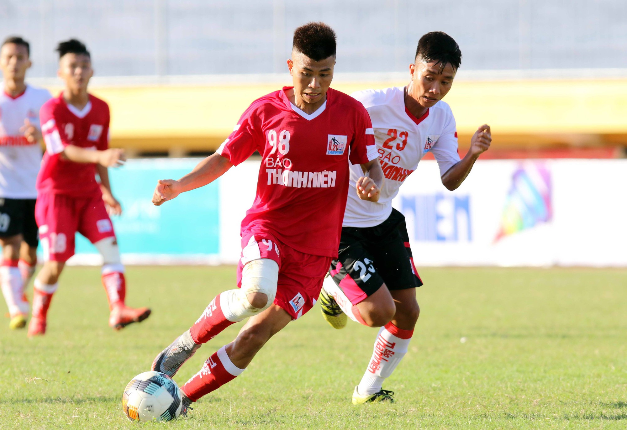 HLV HAGL cảm ơn NHM bằng v&eacute; b&aacute;n kết U21 quốc gia 2018 - Ảnh 4.