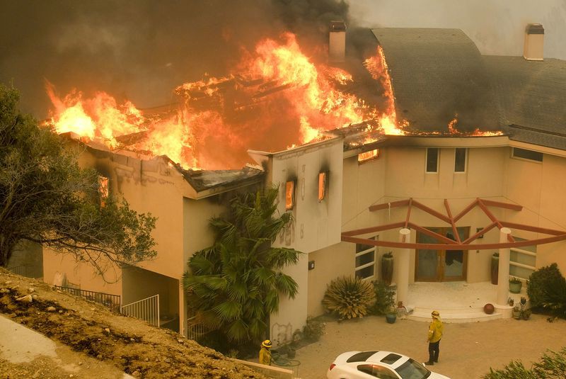 H&agrave;ng loạt ng&ocirc;i sao Hollywood sơ t&aacute;n khẩn cấp v&igrave; ch&aacute;y rừng - Ảnh 3.