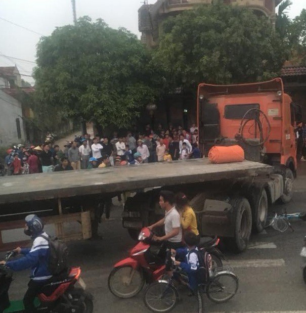 Bị cuốn vào gầm xe container, 1 học sinh tử vong, 2 em bị thương