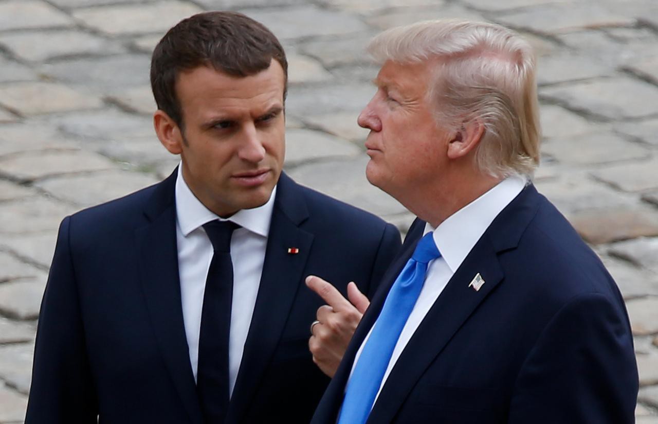 Vừa hạ cánh xuống Pháp, ông Trump đã nặng lời với ông Macron