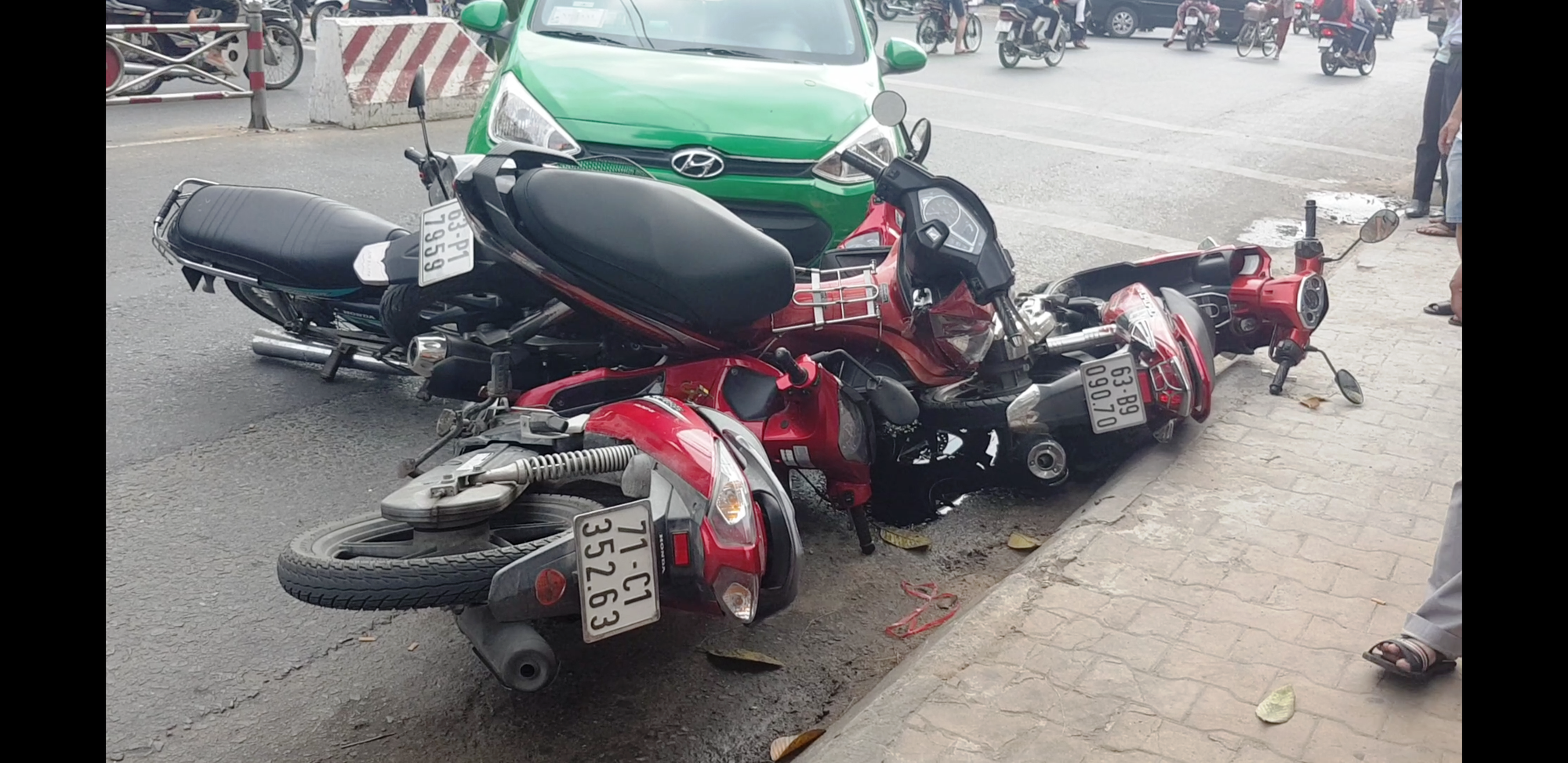 Taxi tông hàng loạt xe máy dừng chờ đèn tín hiệu