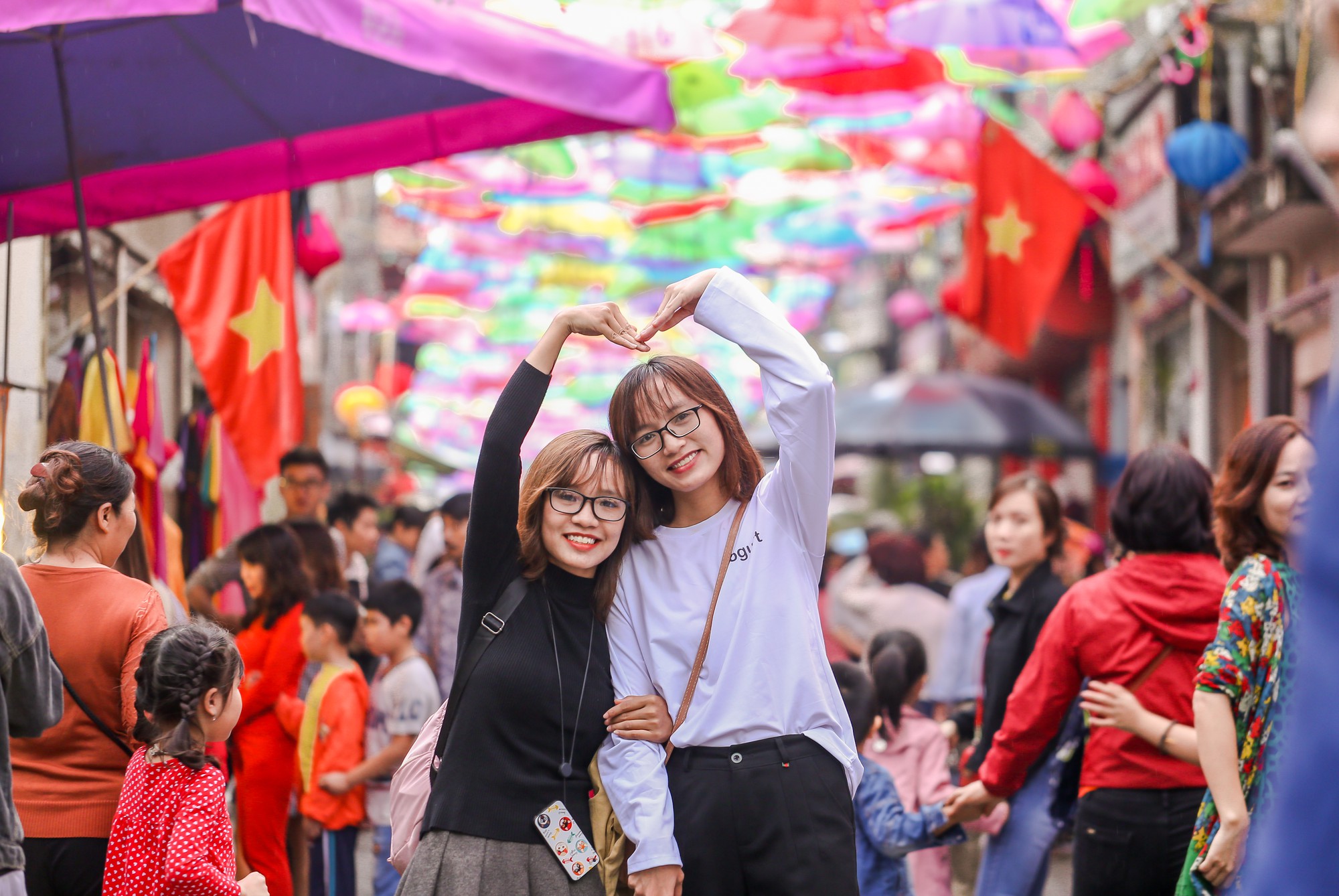 Mới lạ đường ô rực rỡ sắc màu ở làng lụa Vạn Phúc - Ảnh 10.
