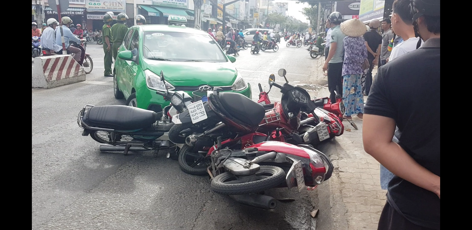 Taxi t&ocirc;ng h&agrave;ng loạt xe m&aacute;y dừng chờ đ&egrave;n t&iacute;n hiệu - Ảnh 1.