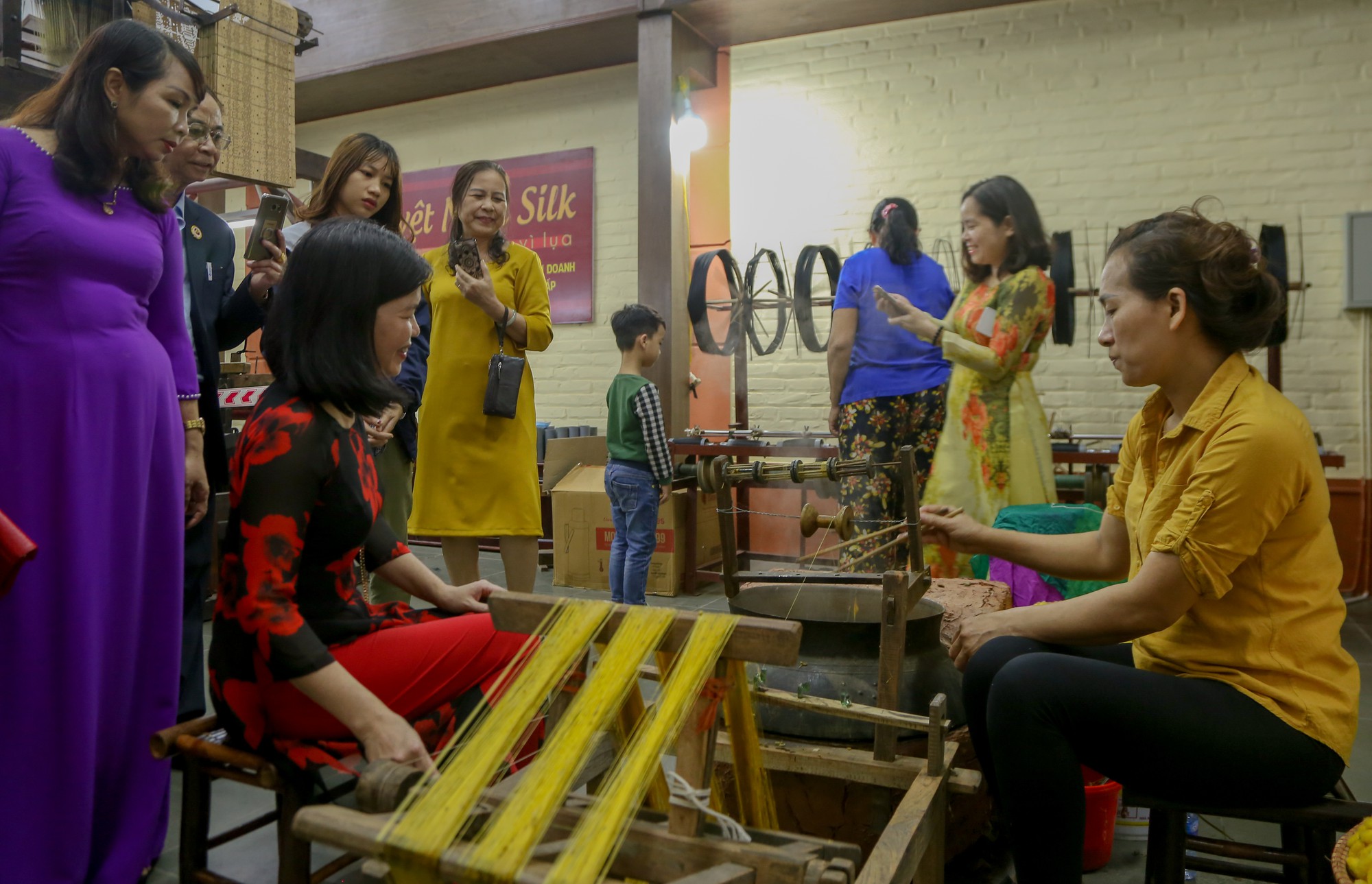 Mới lạ đường ô rực rỡ sắc màu ở làng lụa Vạn Phúc - Ảnh 23.