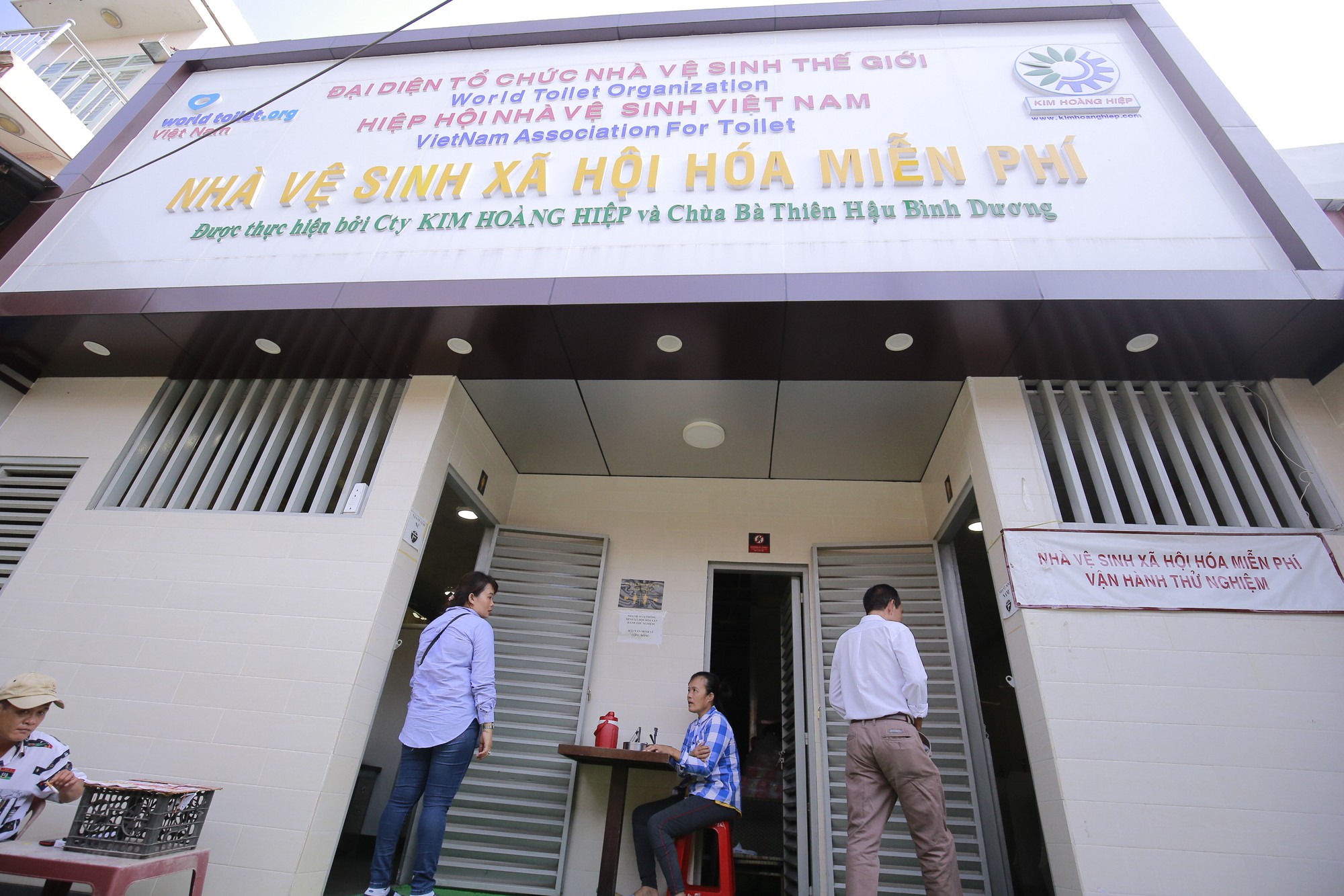 Cận cảnh nhà vệ sinh "5 sao" miễn phí trên phố ở Bình Dương