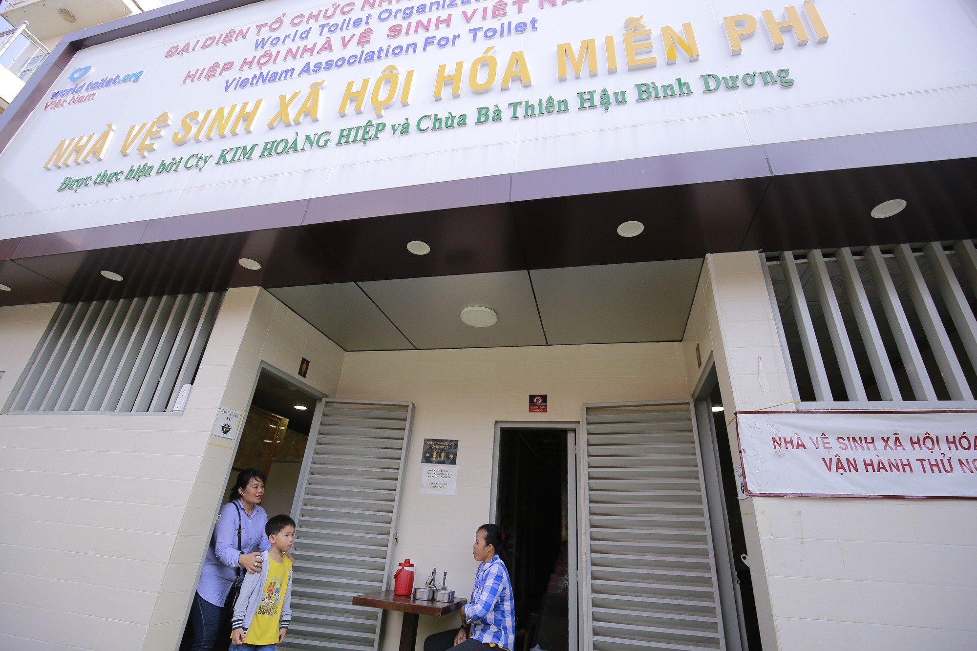 Cận cảnh nh&agrave; vệ sinh 5 sao miễn ph&iacute; tr&ecirc;n phố ở B&igrave;nh Dương - Ảnh 7.