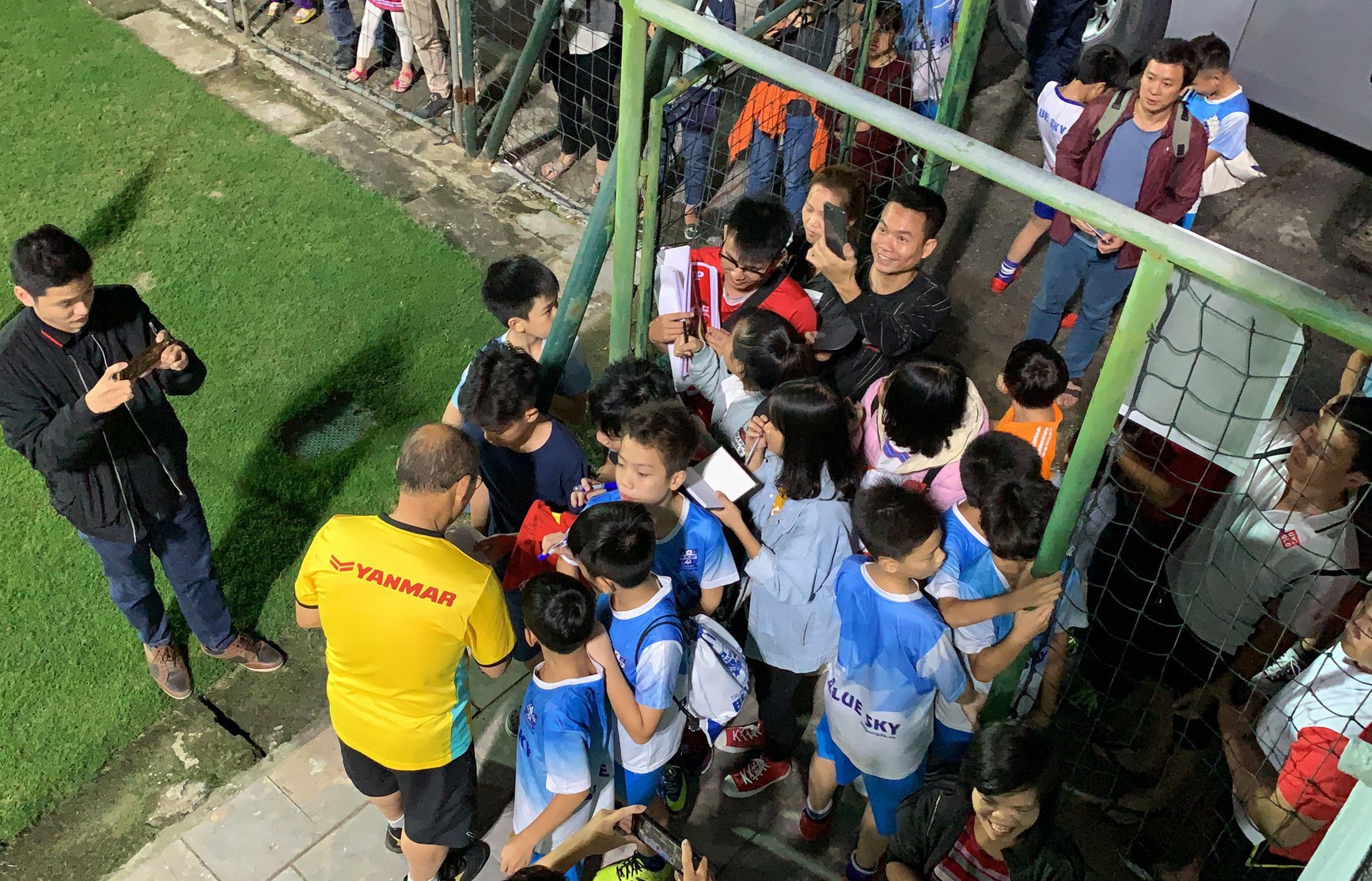 Clip: CĐV bao vây HLV Park Hang-seo và học trò trong ngày trở lại tập luyện