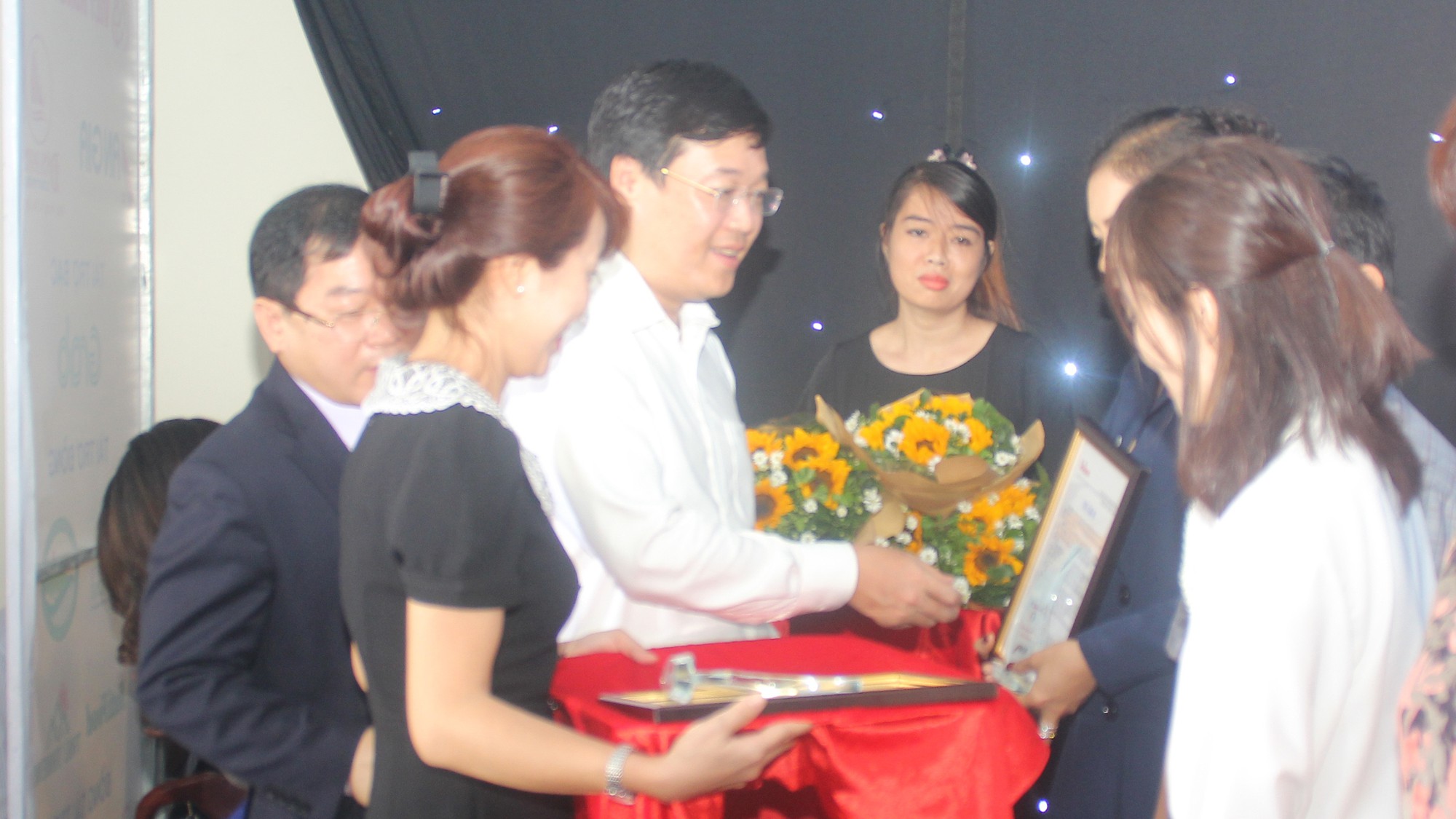 Trao 65 suất học bổng nâng bước thủ khoa - Ảnh 1.