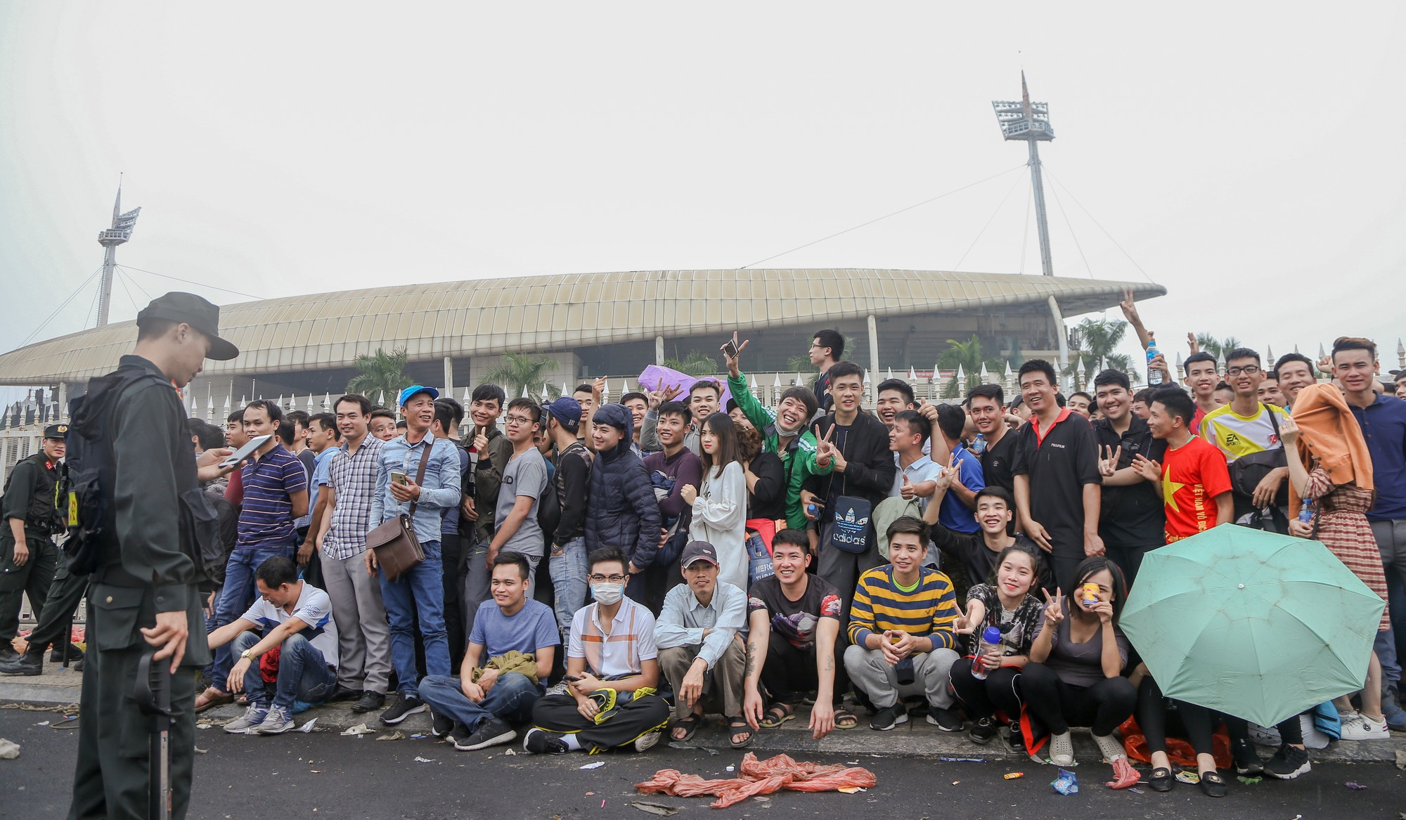 Chen chúc mua vé đại chiến Việt Nam - Malaysia trong mưa rét - Ảnh 7.