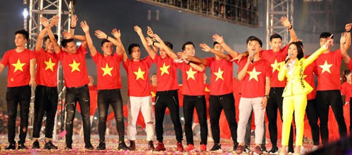 V-pop và nỗi khát khao về ca khúc cổ động bóng đá