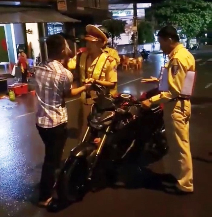 Vụ "CSGT ngã ngửa": Người bị cho là thúc cùi chỏ lên tiếng