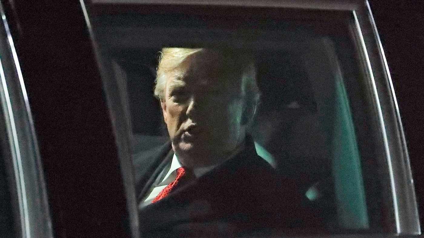 TT Trump ngại mưa, &ocirc;ng Macron v&agrave; b&agrave; Merkel nắm chặt tay đồng l&ograve;ng - Ảnh 4.