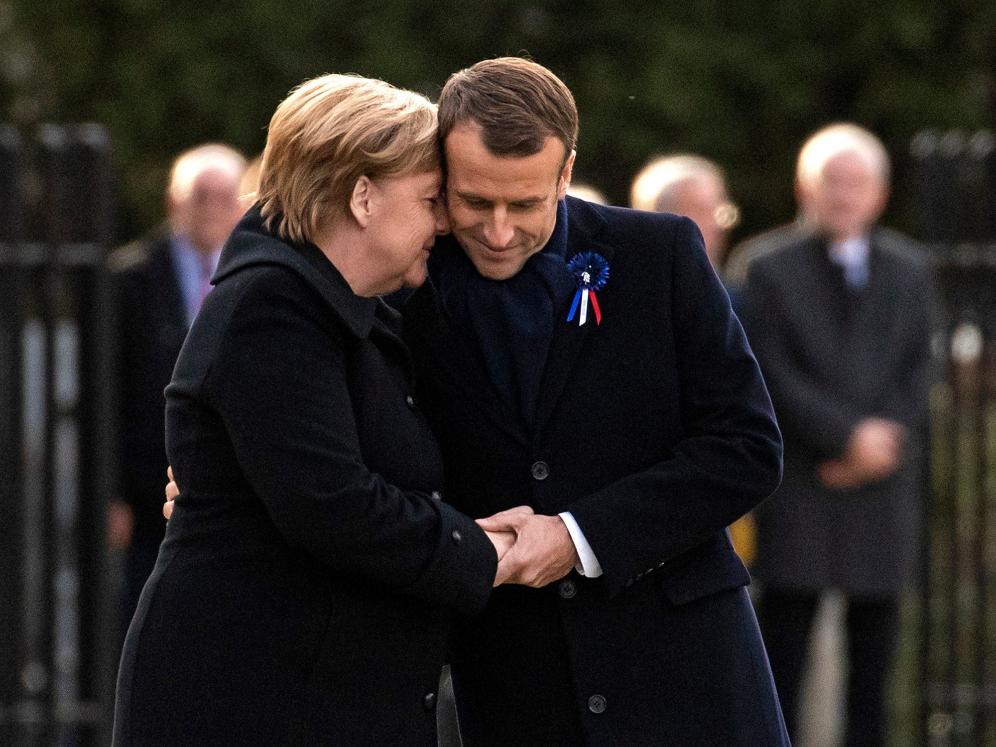 TT Trump "ngại mưa", ông Macron và bà Merkel nắm chặt tay đồng lòng
