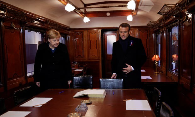 TT Trump ngại mưa, &ocirc;ng Macron v&agrave; b&agrave; Merkel nắm chặt tay đồng l&ograve;ng - Ảnh 1.