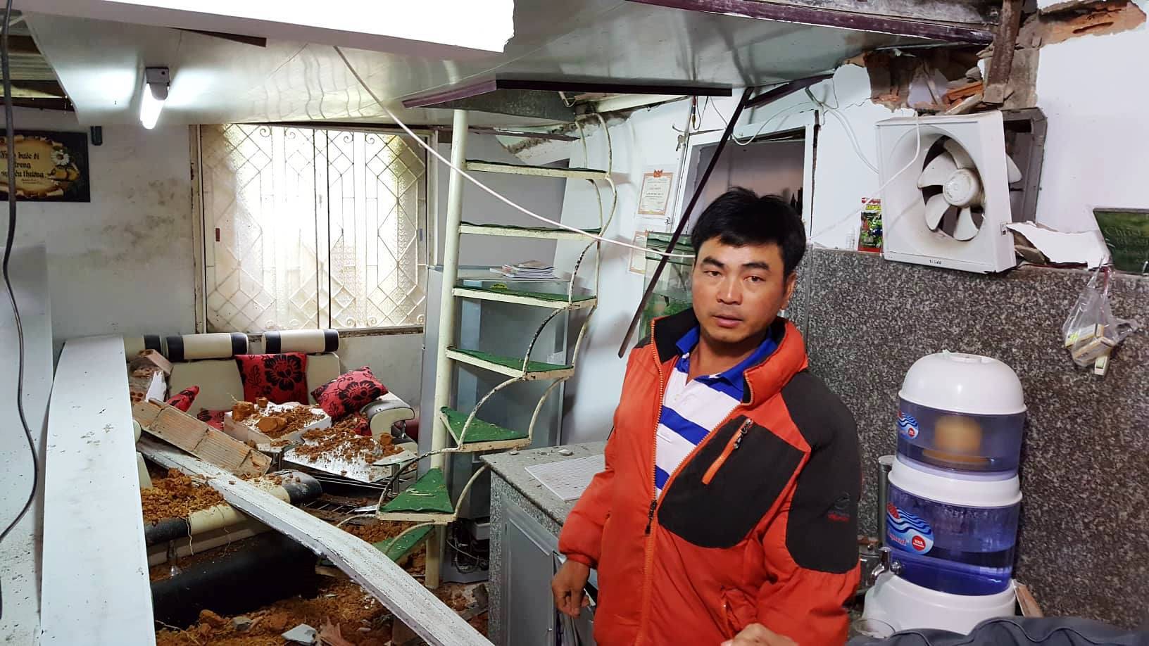 Hàng trăm khối đất đá vùi lấp gây sập nhà khi cả gia đình đang ngủ