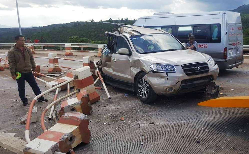 Xe khách ủi thẳng xe du lịch tại trạm thu phí, 3 người trọng thương