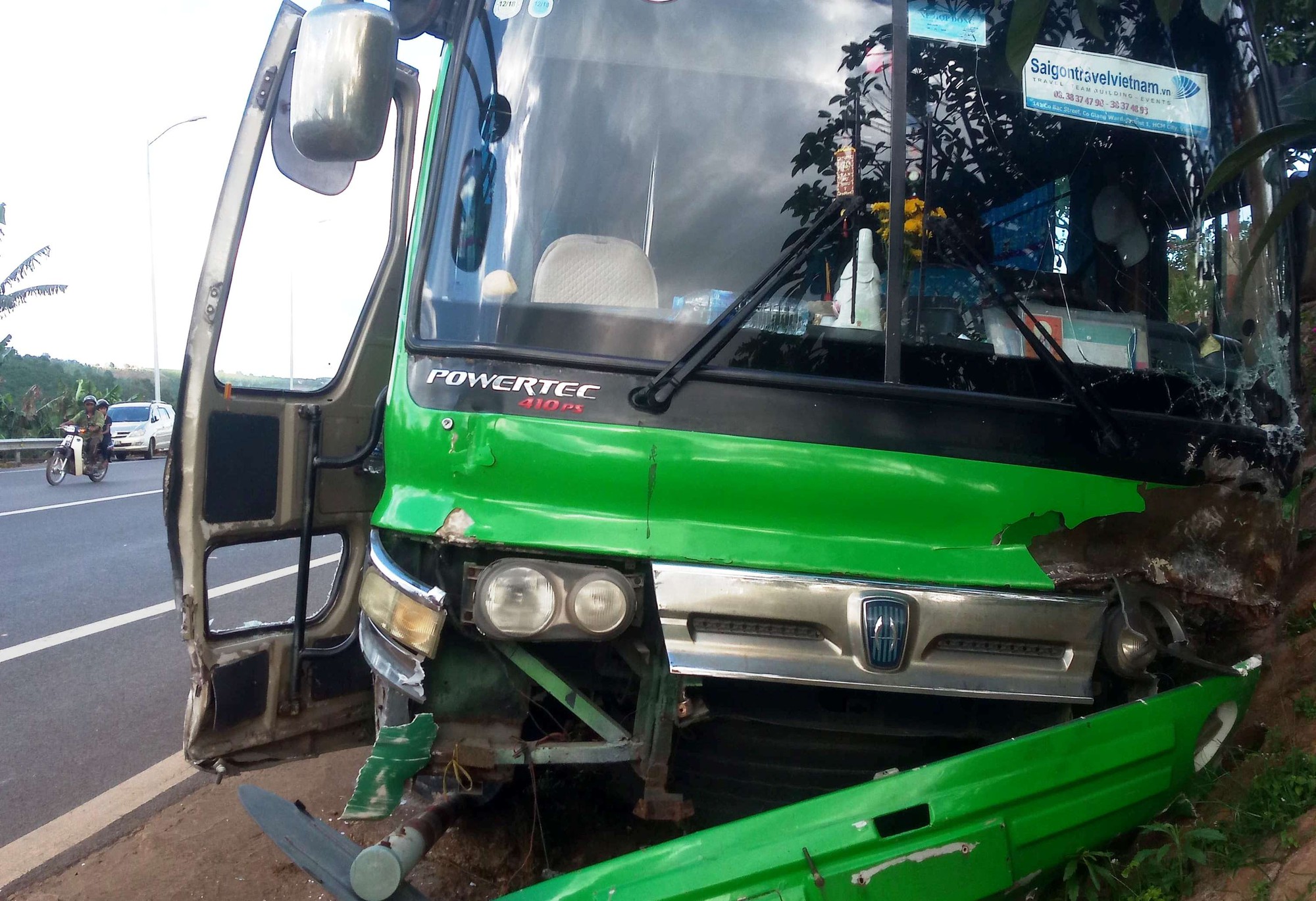 Xe khách ủi thẳng xe du lịch tại trạm thu phí - Ảnh 3.