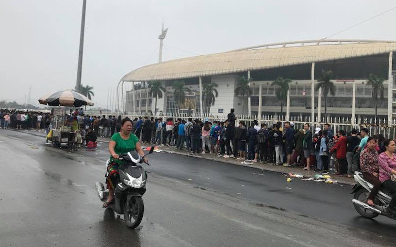 Chen chúc mua vé đại chiến Việt Nam - Malaysia trong mưa rét - Ảnh 1.