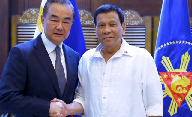 Philippines: Sợ mắc bẫy khai th&aacute;c chung ở biển Đ&ocirc;ng của Trung Quốc - Ảnh 1.