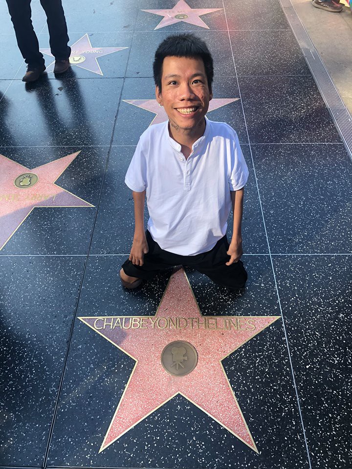 Họa sĩ khuyết tật L&ecirc; Minh Ch&acirc;u c&oacute; được gắn sao tr&ecirc;n Đại lộ danh vọng Hollywood? - Ảnh 1.