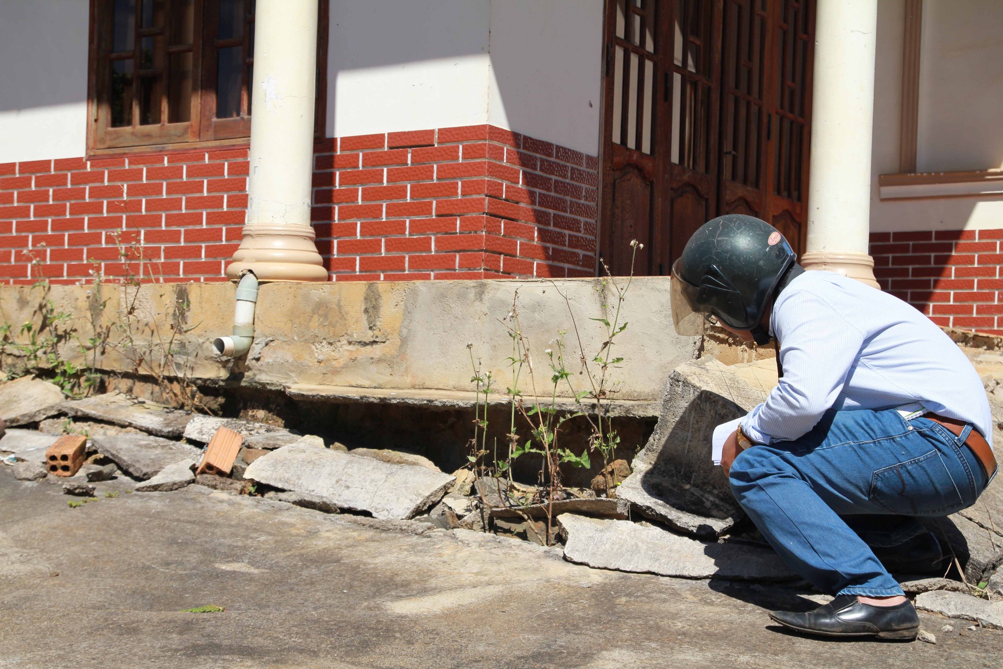 Thấp thỏm sống trong khu vực sụt l&uacute;n - Ảnh 1.