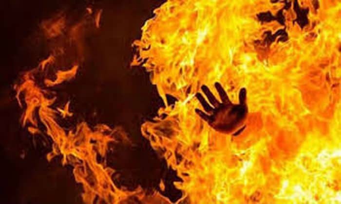 Chồng bất ngờ tưới xăng lên người vợ, châm lửa đốt