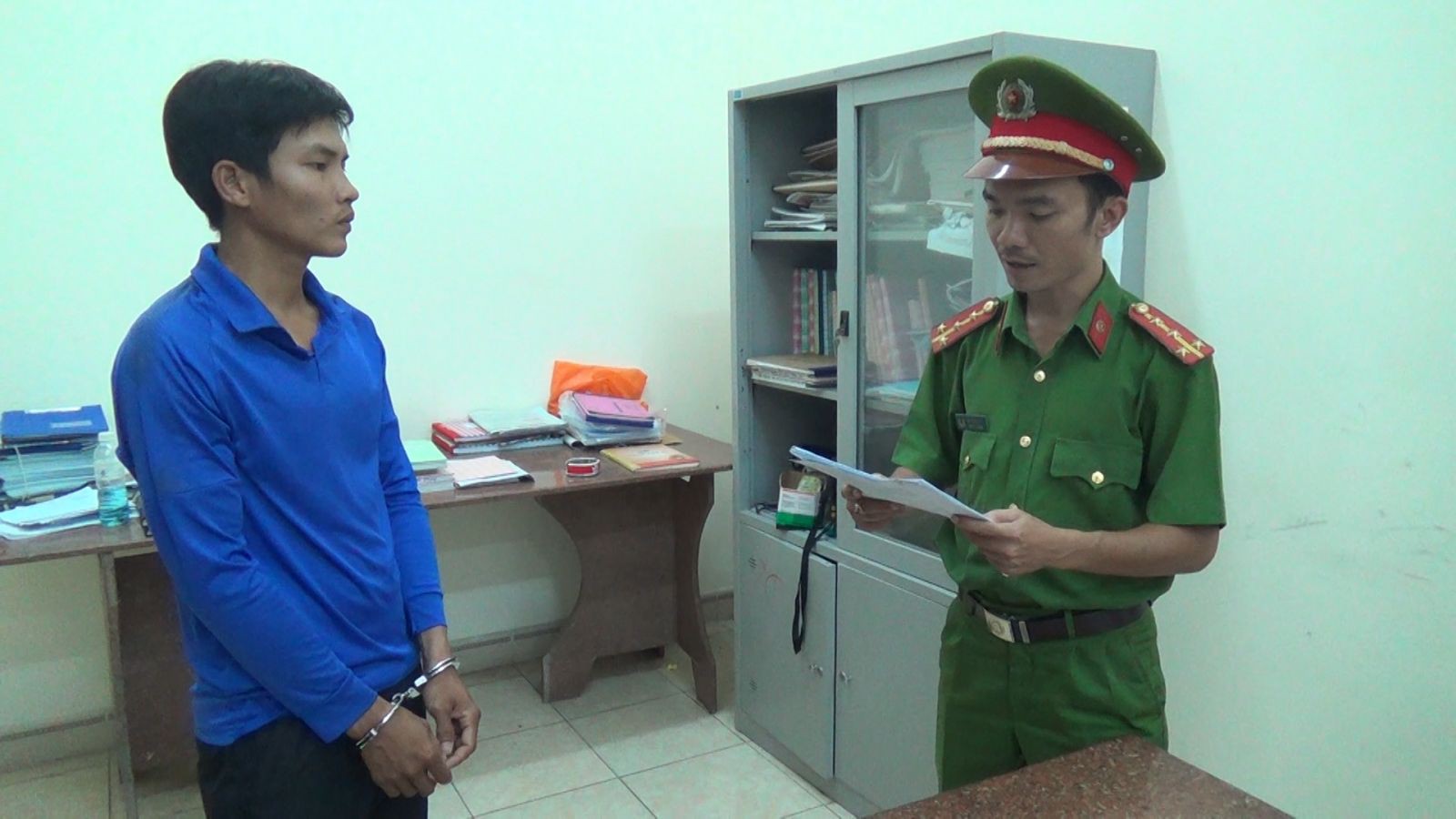 Bắt giam kẻ v&ocirc; cớ đ&aacute;nh người d&atilde; man ở Cảng c&aacute; Quy Nhơn - Ảnh 1.